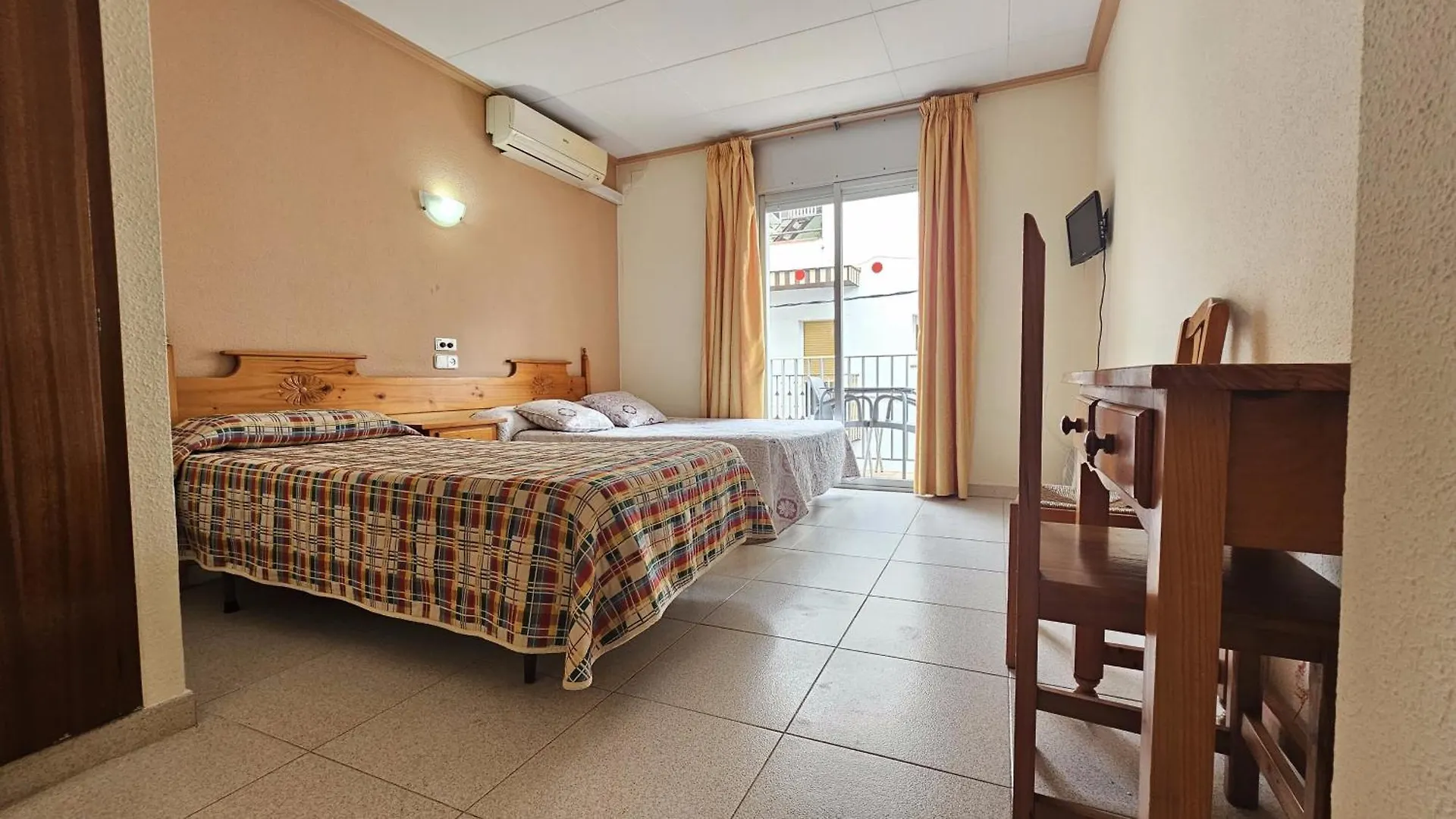 Guest house Hostal Los Manos Blanes
