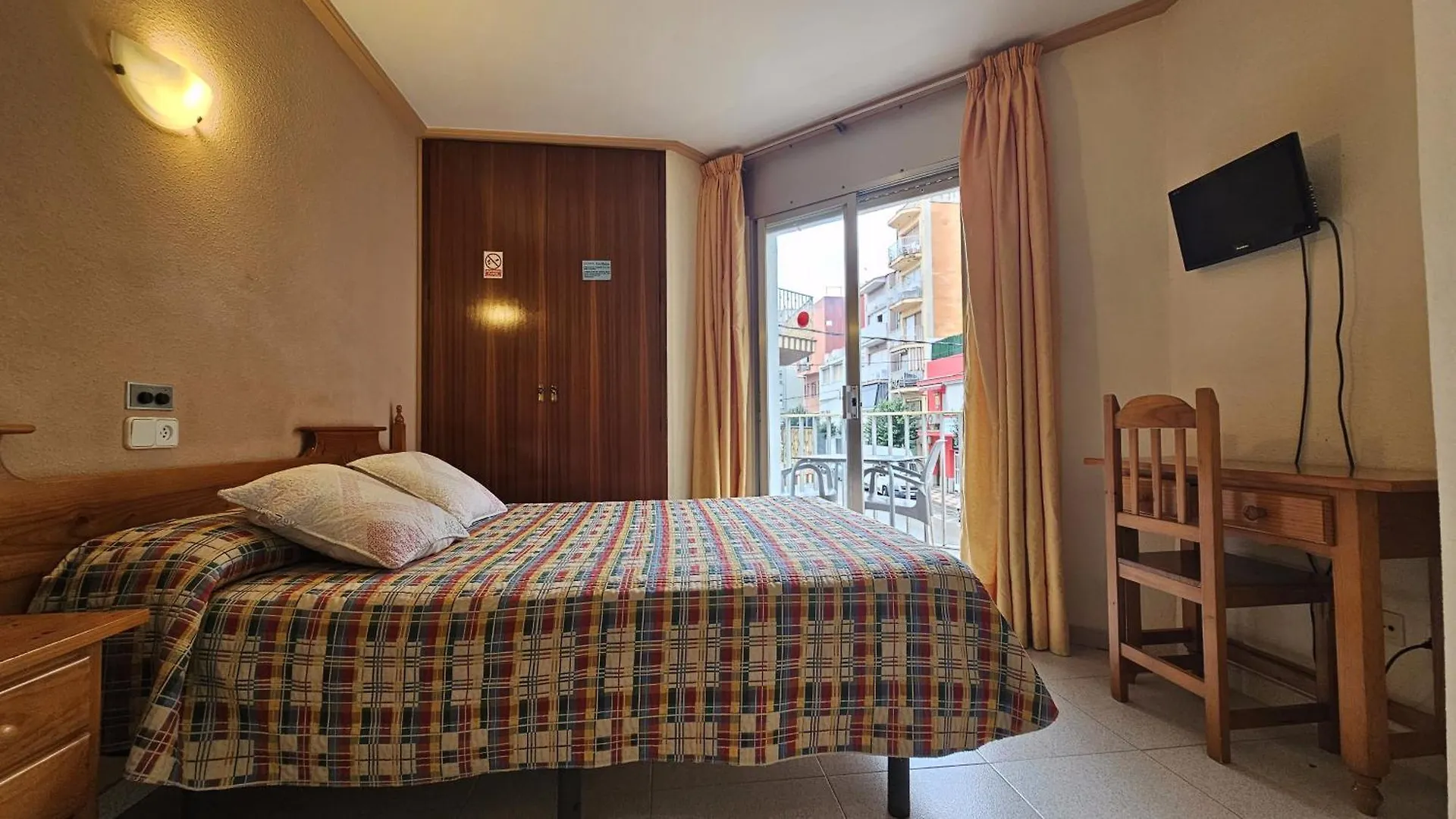 Hostal Los Manos contacts